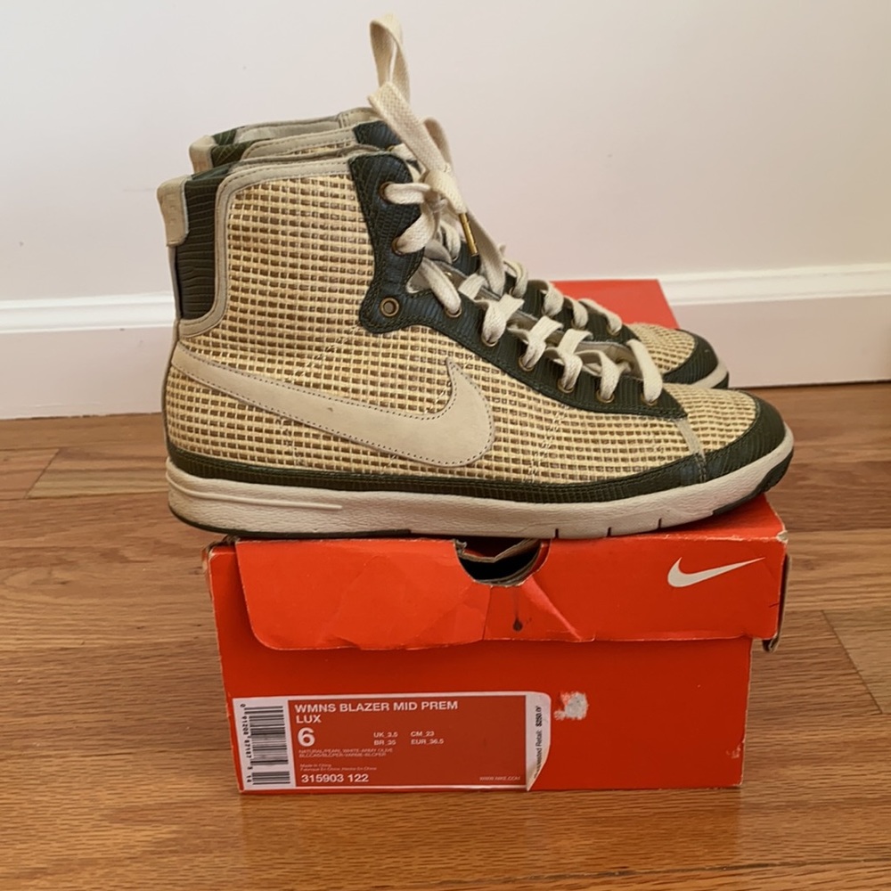 NIKE Women’s Blazer Mid Premium